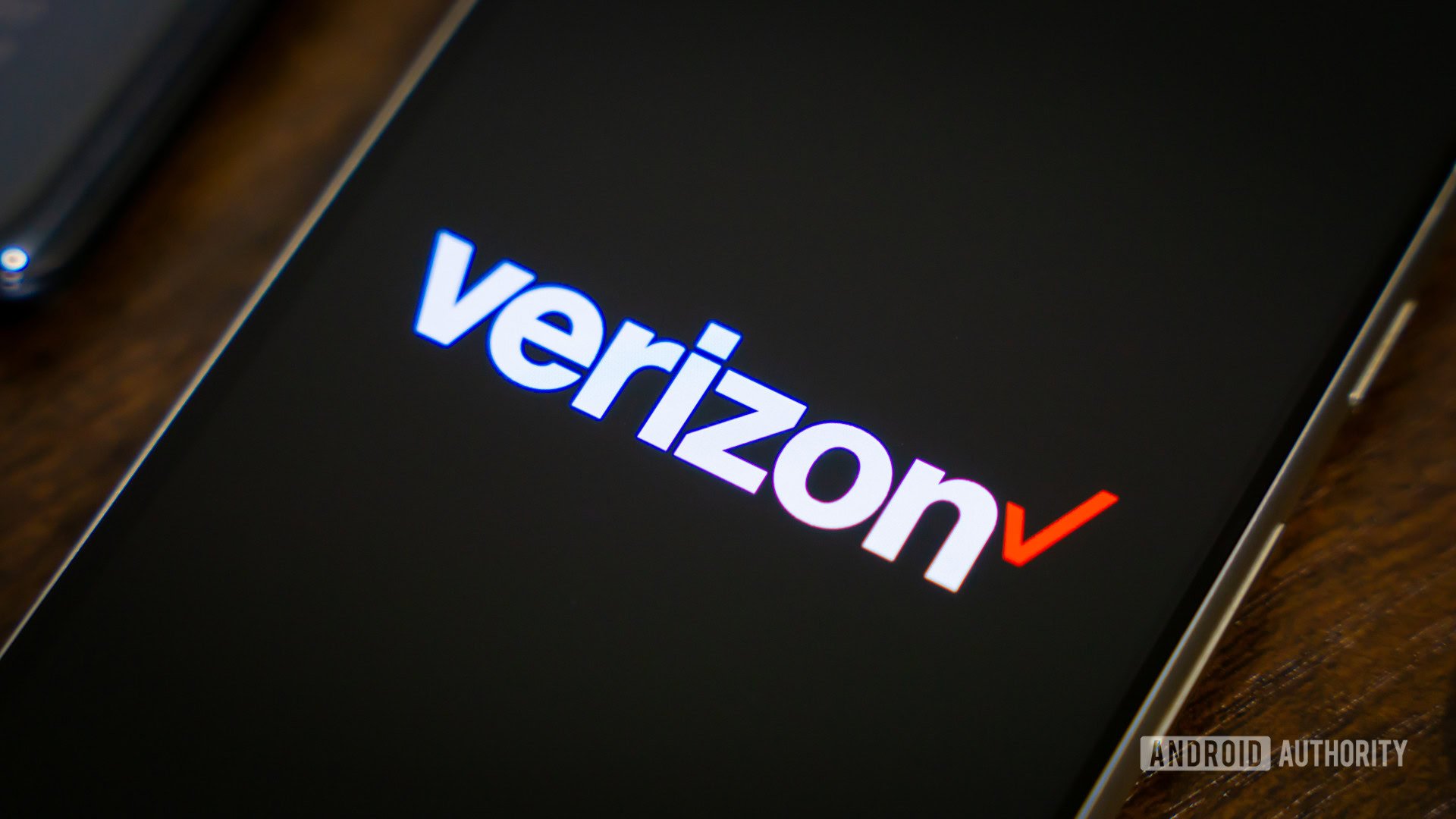 智能手机上的 Verizon 徽标，位于其他设备旁边（2）