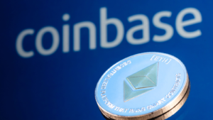 Coinbase (COIN)，是一家运营加密货币交易平台的美国公司。Coinbase 铭文的背景上是以太坊 (ETH-USD) 硬币。