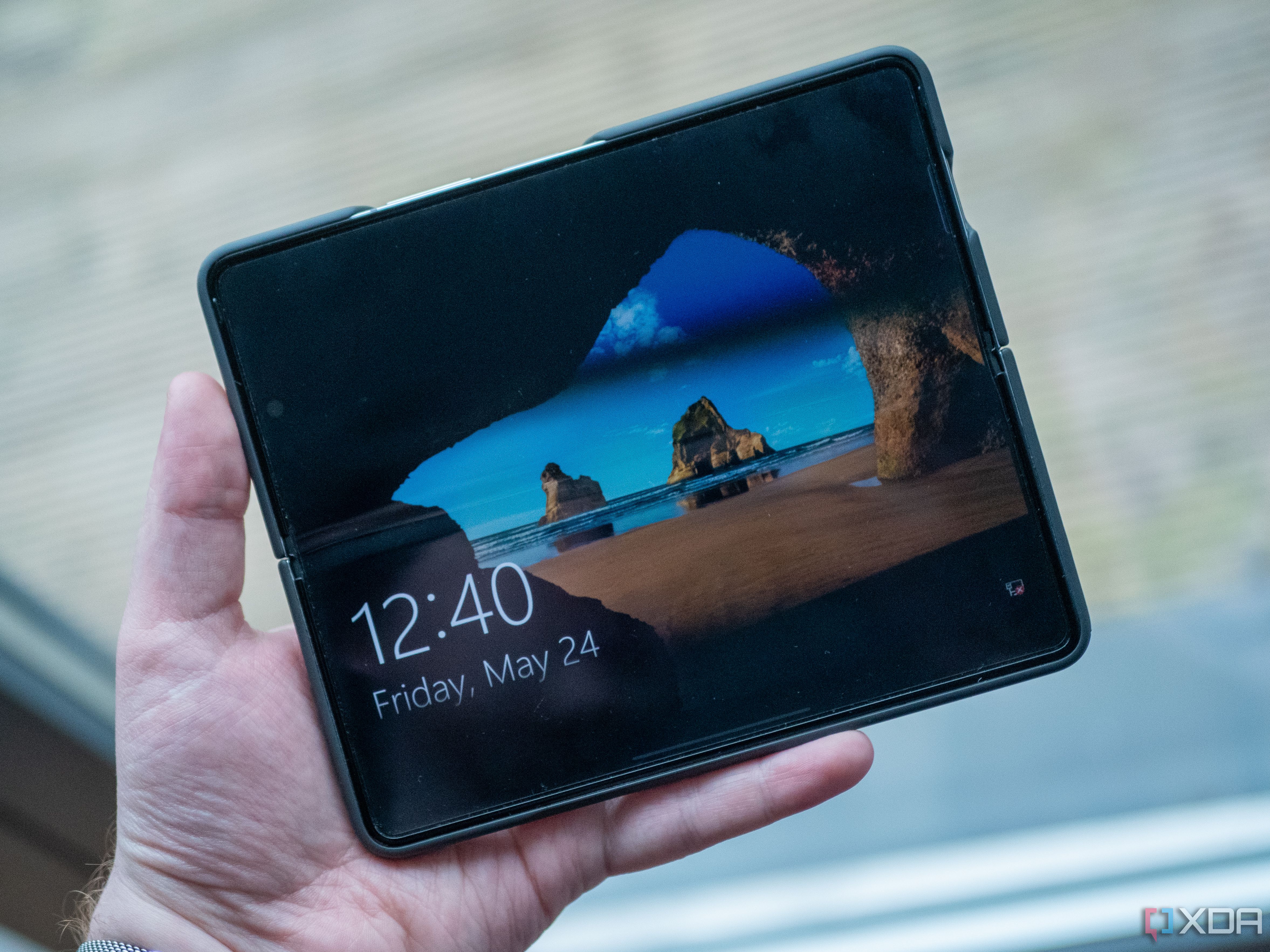 三星 Galaxy Z Fold 5 上的 Windows 10 锁屏