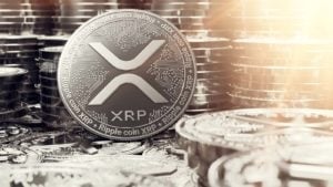 XRP 的概念代币，背景中有成堆的代币。XRP 价格预测。